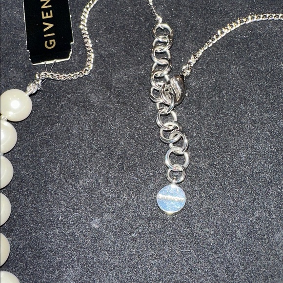 NWT Givenchy faux pearls necklace new with the original tag - Picture 4 of 6